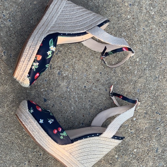 Jessica Simpson
Zestah Platform Wedge Sandals - Picture 2 of 2